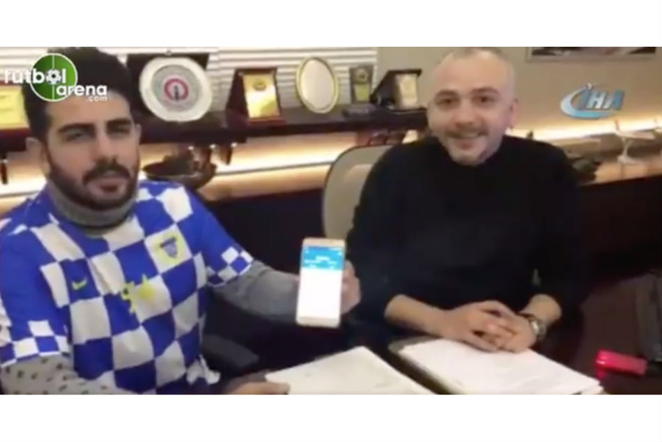 Omer Faruk Kiroglu shows off the bitcoin transfer (Image: Twitter)