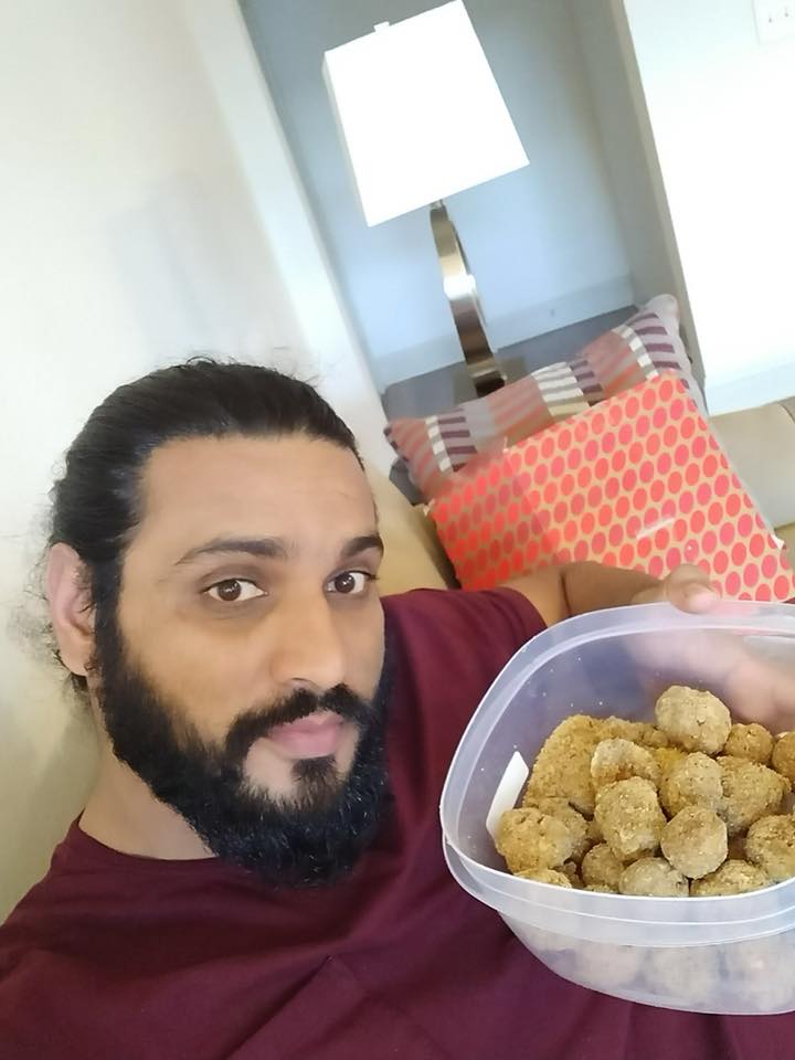 Saurav receives laddoo from his fans