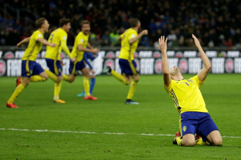 Sweden Football team celebrate after beating Italy