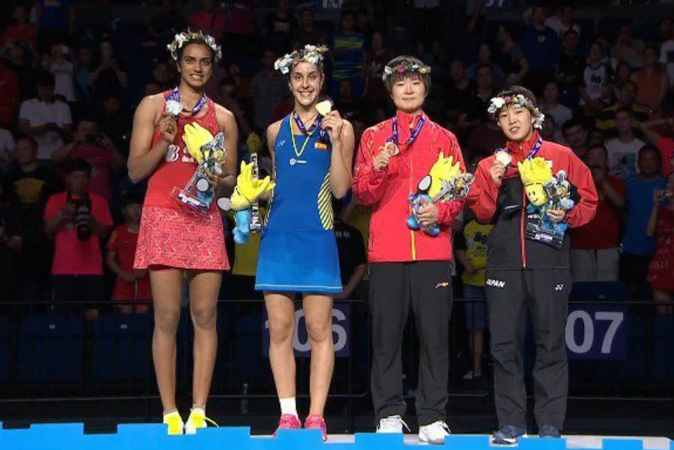 PV Sindhu (left) at the BWF World Championships podium with Carolina Marin (centre) and bronze medallists Bingjiao He and Akane Yamaguchi (Image: Twitter)