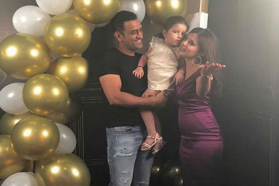 Dhoni-Sakshi pose with Ziva