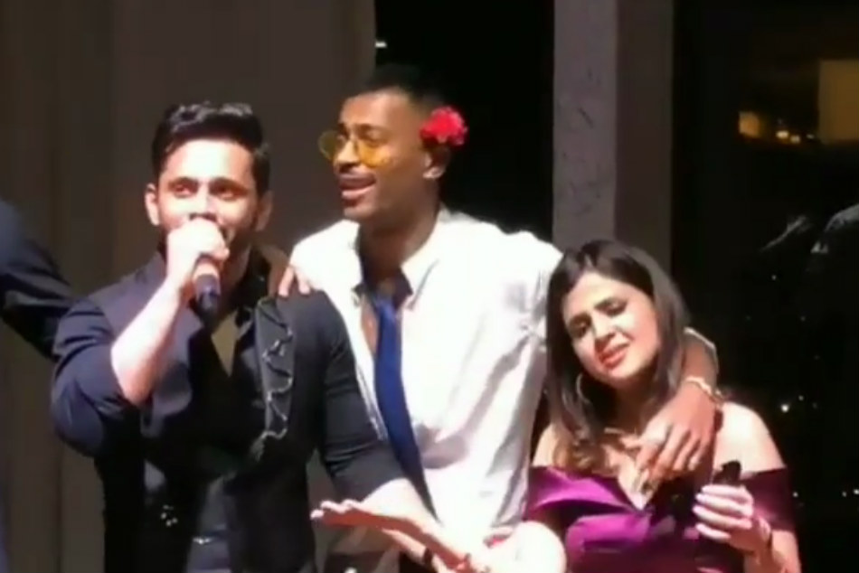 Pandya singing along with Sakshi