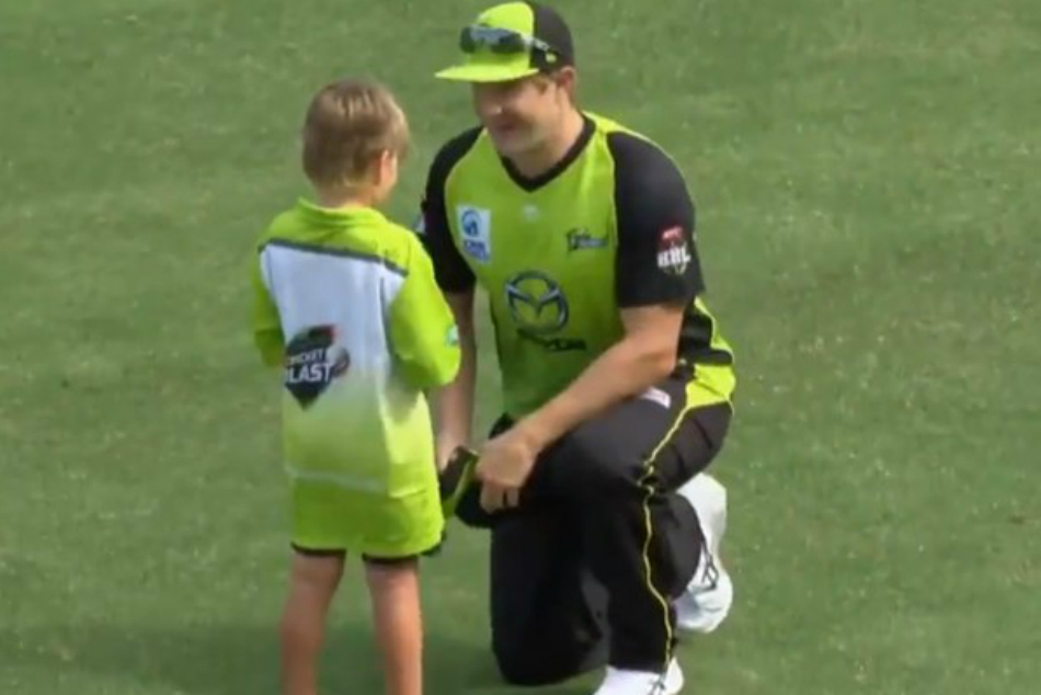 Big Bash League: Shane Watsons son comes on the field to get his autograph - Watch Video 