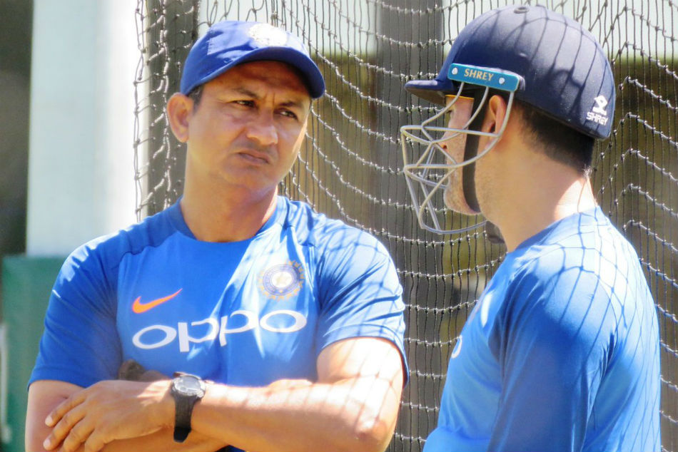 Dhoni in conversation with assistant coach at SCG