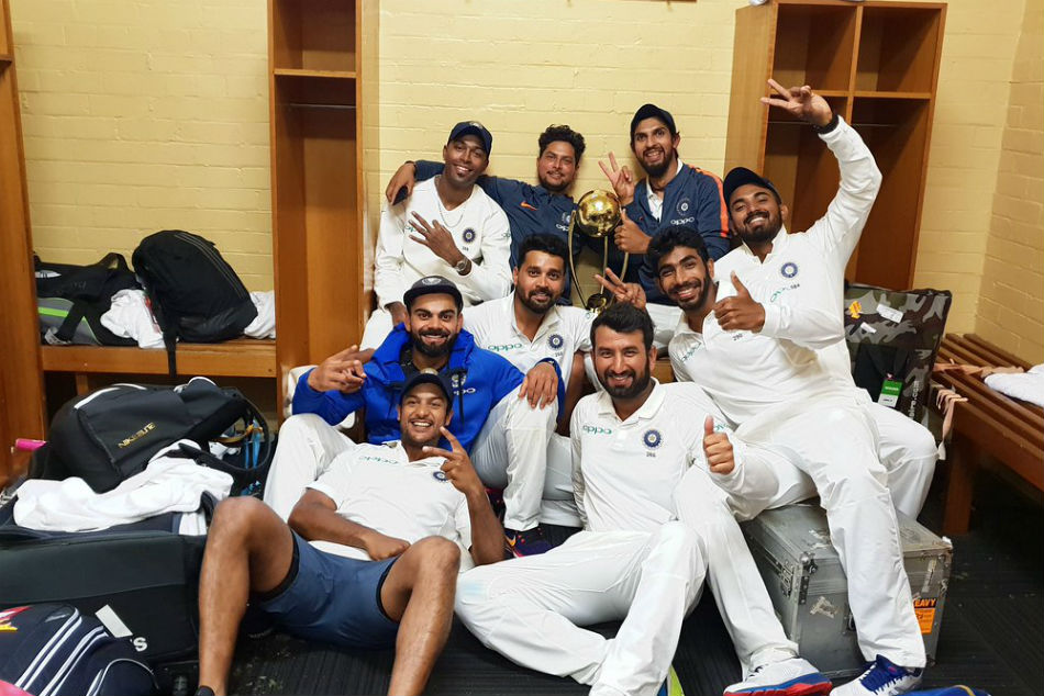 Kohli with teammates 