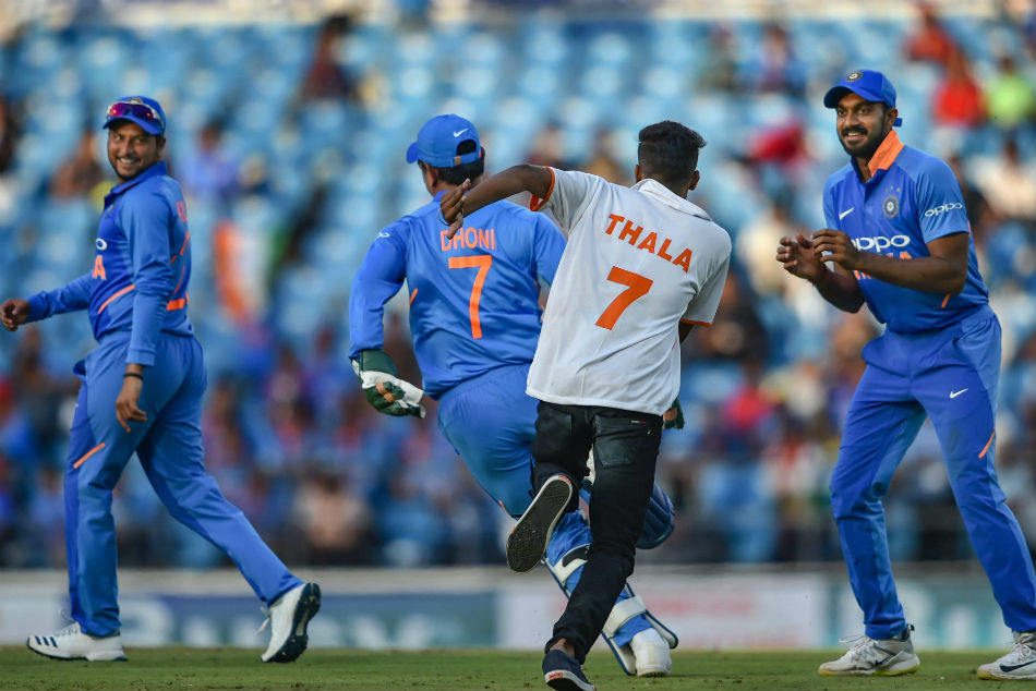 Fan breaks security for embrace from Dhoni 