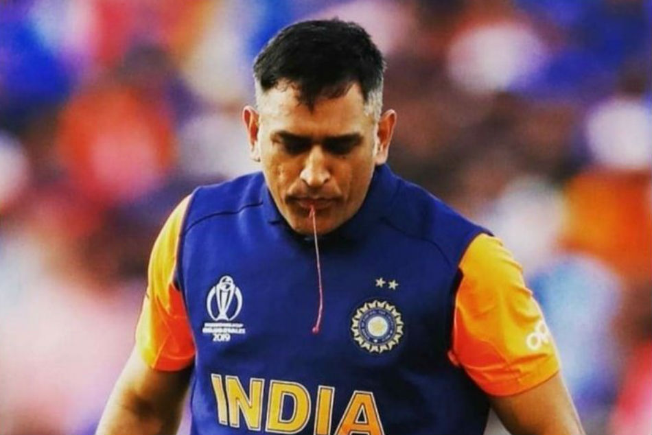 ICC World Cup 2019: MS Dhoni played with an injured thumb against England, image of him spitting blood goes viral ICC World Cup 2019: MS Dhoni played with an injured thumb against England, image of him spitting blood goes viral