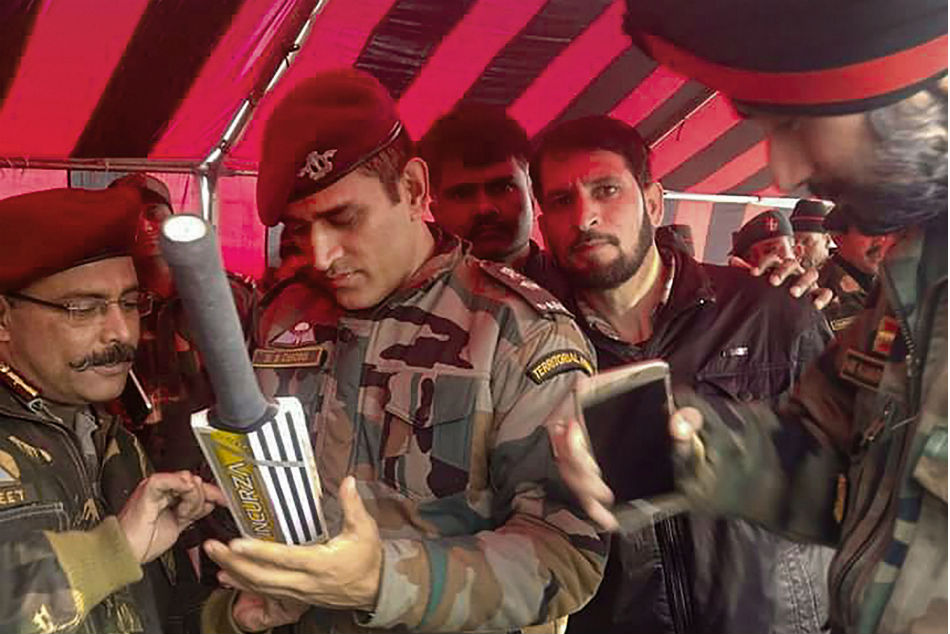 Dhoni surrounded by fans in Kashmir