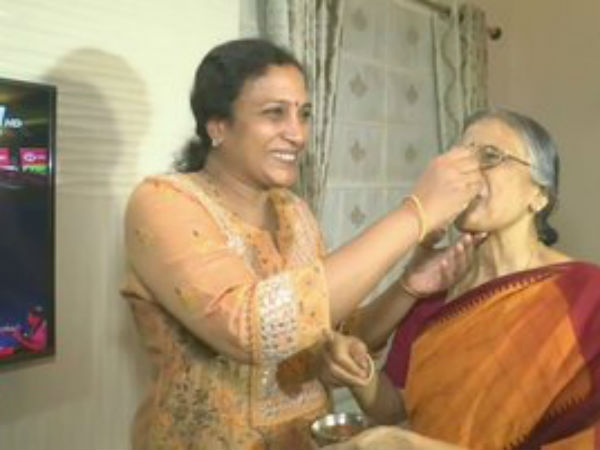 2. Dedicating the medal to her mother