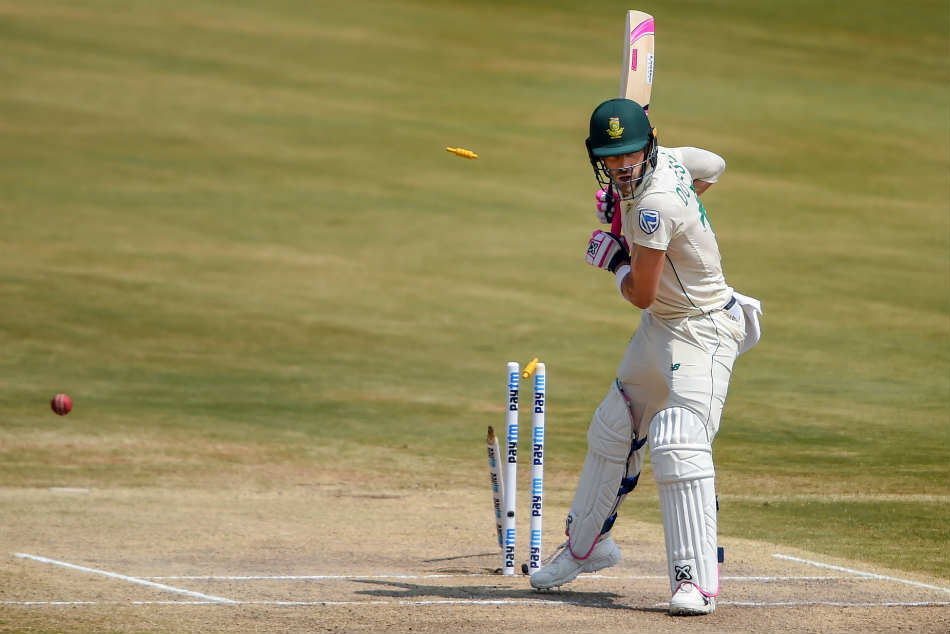 Mohammed Shami clean bowls Faf Du Plessis at Visakhapatnam