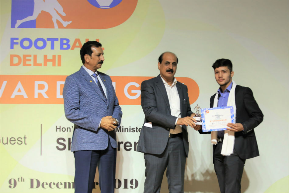Delhis Ayush Adhikari was given the Best Male player award for the 2018-2019 season by Hindustan Zinc CEO Sunil Duggal (c) in Delhi
