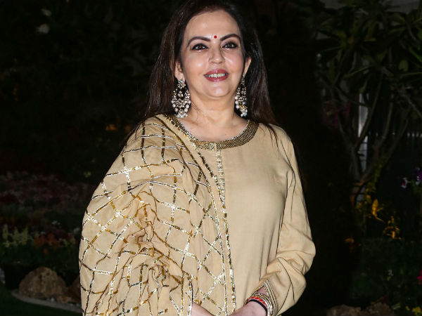 4. The teams' stand 4. The teams' stand