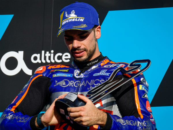 Oliveira wins at home