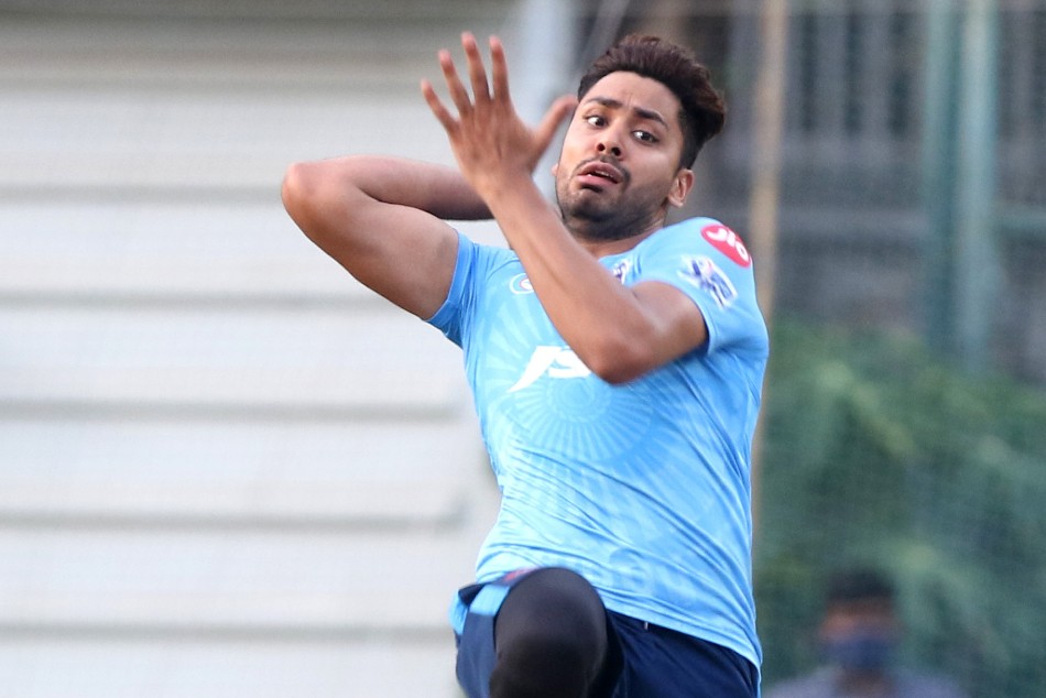 Injured Avesh all but out of England series with fracture in left thumb, Gill back home Injured Avesh all but out of England series with fracture in left thumb, Gill back home