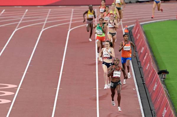 Kipyegon retains title