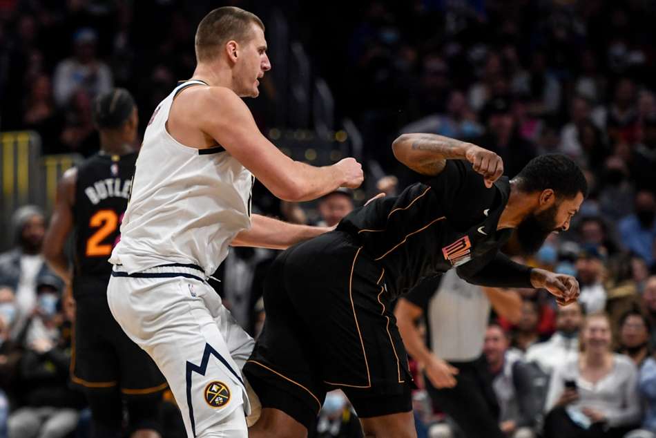 Nikola Jokic shoves Markieff Morris Nikola Jokic shoves Markieff Morris