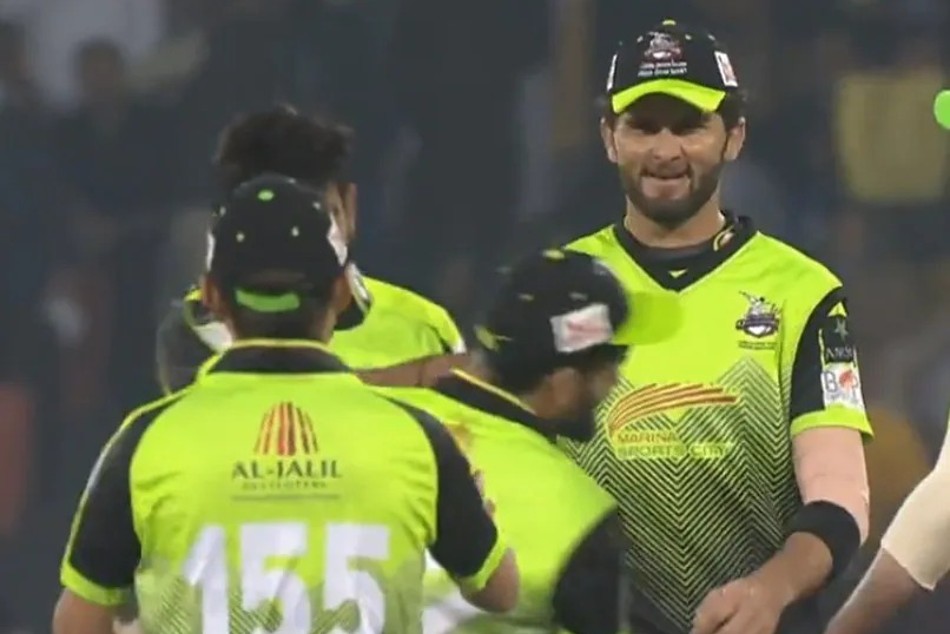 PSL 2022: Pakistan pacer Haris Rauf slaps Lahore Qalandars teammate for dropping catch, video goes viral PSL 2022: Pakistan pacer Haris Rauf slaps Lahore Qalandars teammate for dropping catch, video goes viral