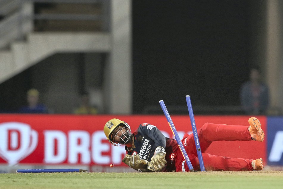 Dinesh Karthik effecting Moeen Ali run out