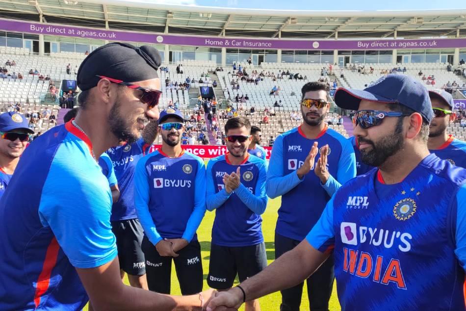 Rohit Sharma hands debut cap to Arshdeep Singh