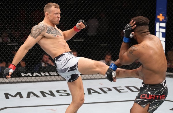 Hermansson stands tall in co-main event