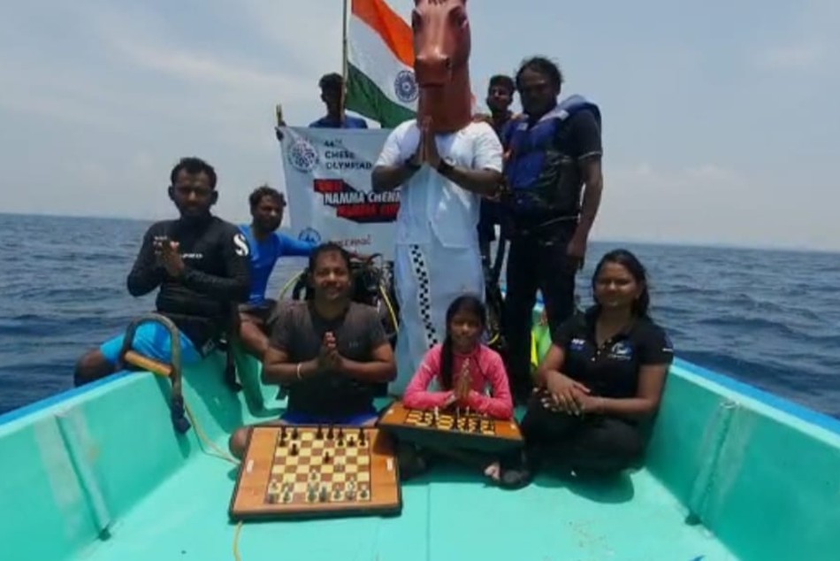 Chess Olympiad: Scuba divers play the chess 60 feets below sea level - Watch