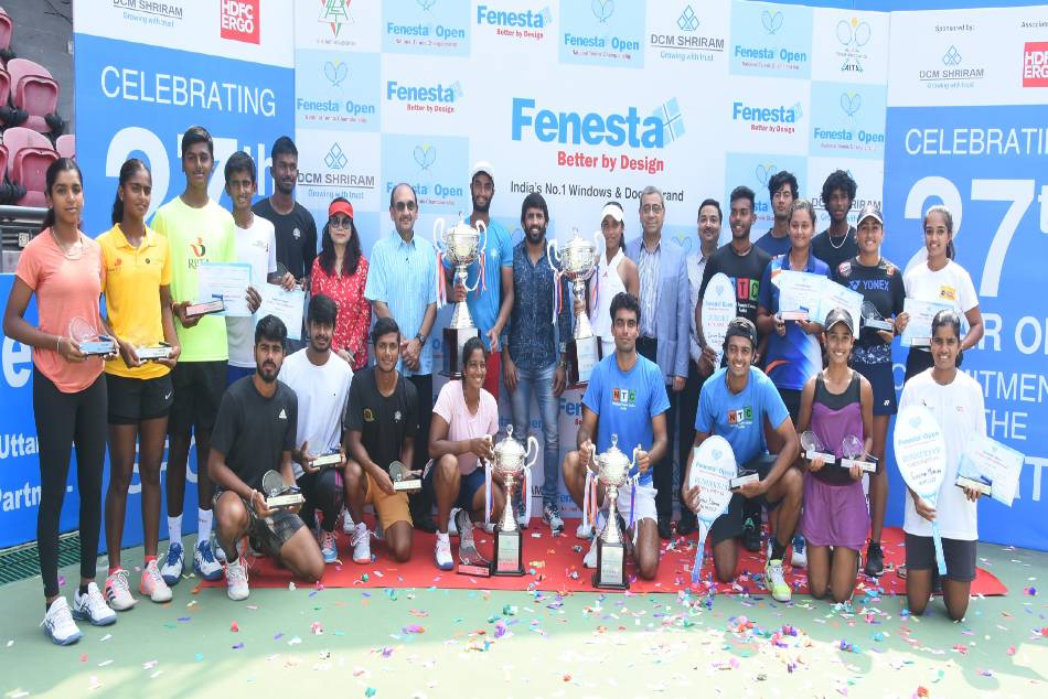 Ajay Shriram, Bajrang Punia, Saket Jain, Susmita Nag, Anil Khanna with the winners and runners-up of Fenesta Open 2022 Finals Ajay Shriram, Bajrang Punia, Saket Jain, Susmita Nag, Anil Khanna with the winners and runners-up of Fenesta Open 2022 Finals