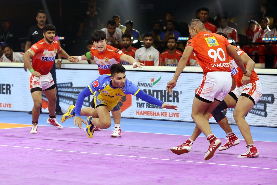 Pawar leads Thalaivas to thrilling victory 