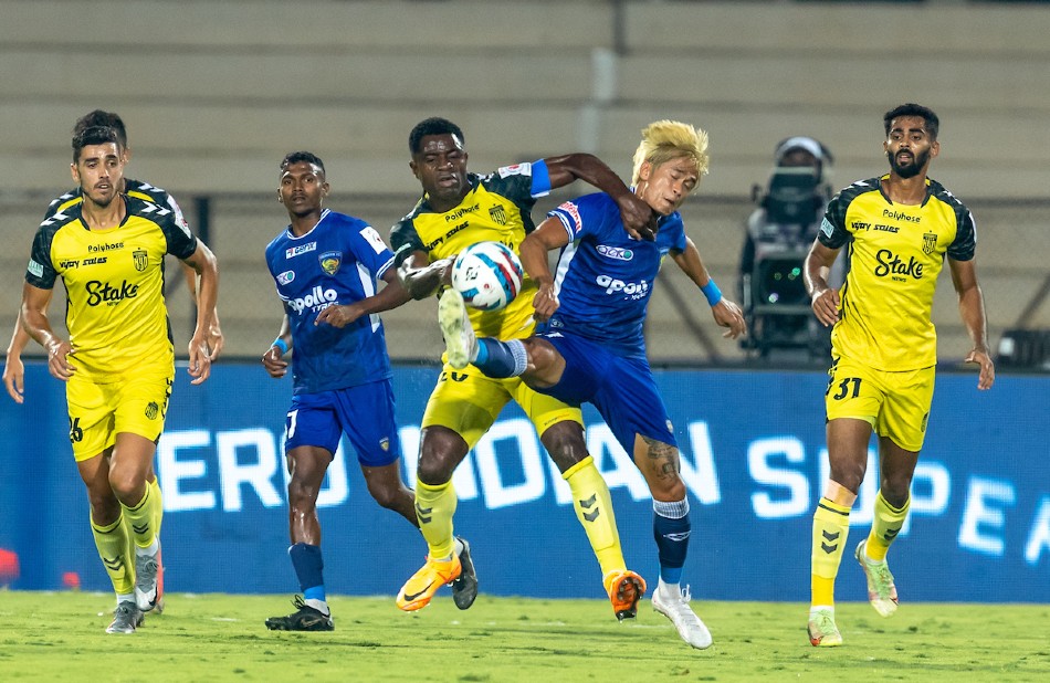 Hyderabad FC and Chennaiyin FC players in action at the Hero Indian Super League Match (Image Courtesy: FSDL)