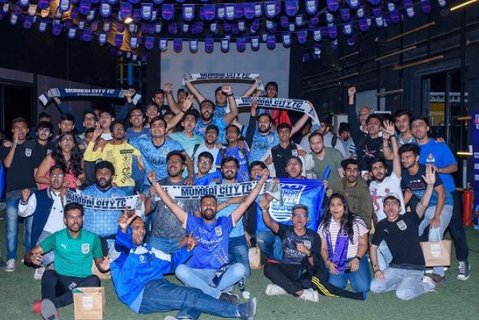 Mumbai City fans at the special screening of their match against ATKMB and the Manchester derby in the Premier League (Image Courtesy: ISL Media)