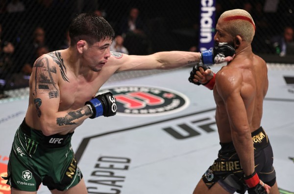 Co-main Event: Moreno forces doctor stoppage Co-main Event: Moreno forces doctor stoppage