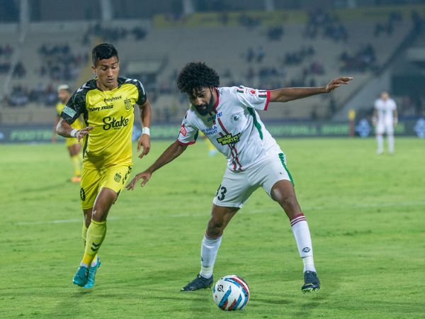 Players of ATKMB and HFC in action at the Hero ISL match. Image: ISL