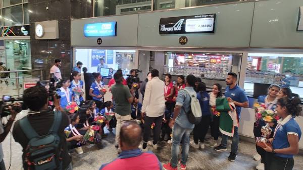 indian-junior-women-s-hockey-team-receives-champion-s-welcome-in-bengaluru