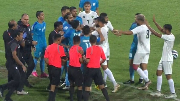 india-pakistan-players-clash