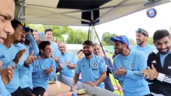 team-india-berserk-as-chandrayaan-3-make-successful-landing-on-moon-watch