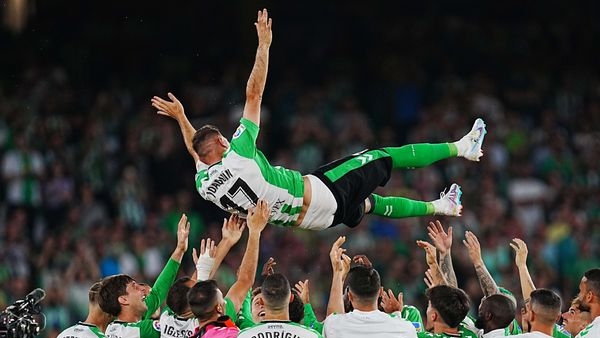 Joaquín playing his last game for Real Betis