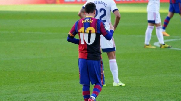 Messi paying tribute to Diego Maradona