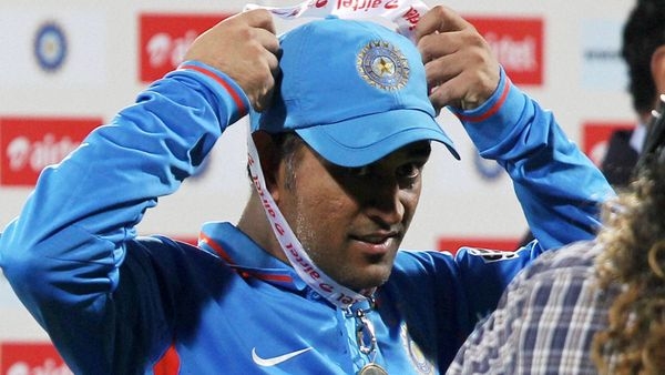 MS Dhoni playing cricket