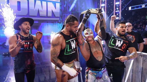 Rey Mysterio wins US Title on SmackDown (image courtesy WWE.com)