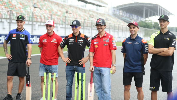 motogp-riders-play-cricket-at-bic