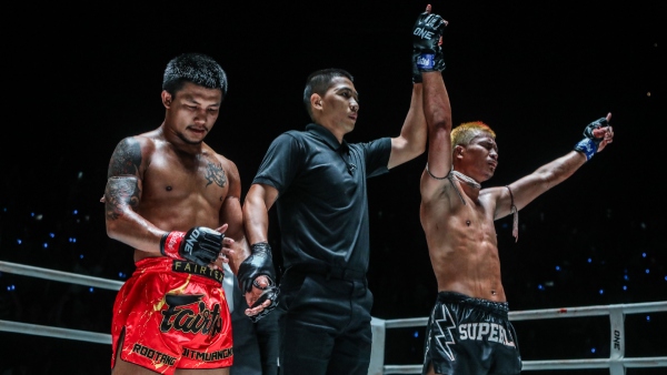 Superlek Kiatmoo9 (right) reacts after edging Rodtang Jitmuangnon on the judges scorecard at ONE Friday Fights 34