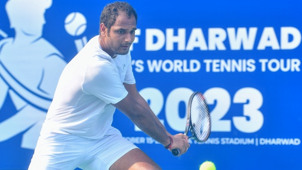 Ramkumar Ramanathan in action at the ITF Dharwad Men’s World Tennis Tour 2023 (Image Courtesy: Deepthi Indukuri, KSLTA)