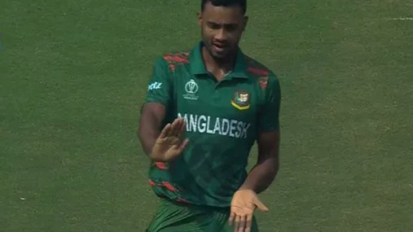 sa-vs-ban-shoriful-islam-copies-hrithik-roshans-dance-move-after-reeza-hendricks-wicket-in-mumbai