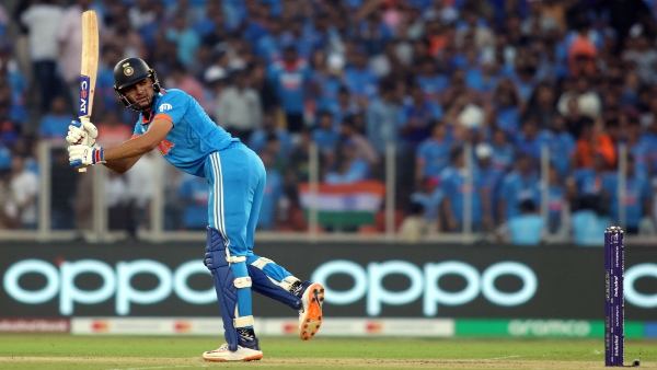 Sara Tendulkar cheers in laughter as Shubman Gill Sara Tendulkar cheers in laughter as Shubman Gill