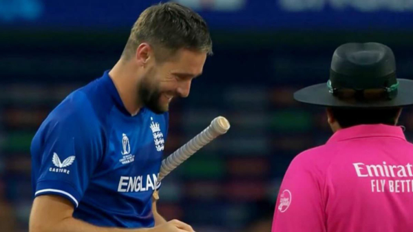 chris-woakes-time-out-discussion-with-umpire