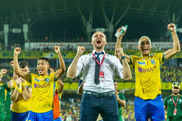 Ivan Vukomanovic and KBFC players celebrate (Image: ISL Media)