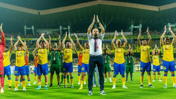Kerala Blasters head coach and players salute the passionate home fans (Image: ISL Media)