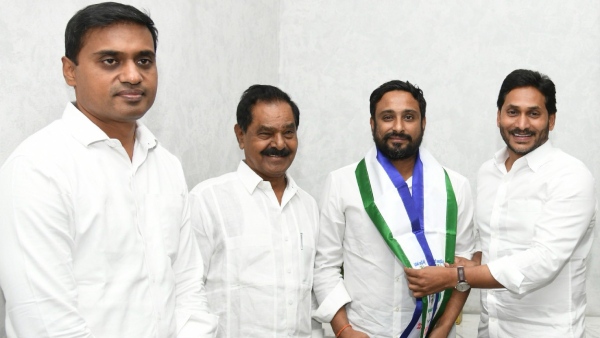 ambati-rayudu-joins-political-party-ysrcp-in-presence-of-andhra-pradesh-cm-ys-jagan-mohan-reddy
