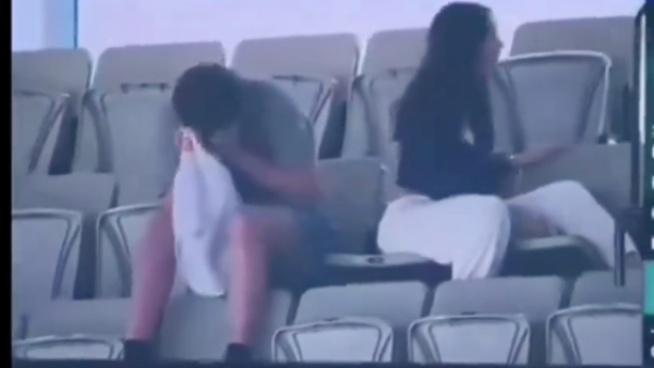 aus-vs-pak-couple-cuddling-at-mcg-taken-by-surprise-during-pakistan-batting-video-goes-viral