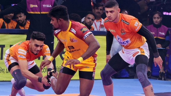 Mohit Goyat attempts an ankle hold during a PKL Season 10 match