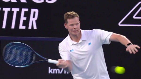 steve-smith-stuns-novak-djokovic-24-time-grand-slam-champions-bows-to-australian-cricket-star-watch